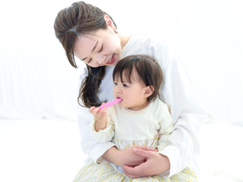 【口腔保健衛教】兒童牙膏幾歲開始用? 何時看牙醫?0-6歲口腔保健全攻略 【口腔保健衛教】兒童牙膏幾歲開始用? 何時看牙醫?0-6歲口腔保健全攻略