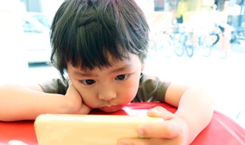 【3C產品衛教】 阿包醫師:數位洪流中聰明使用 3C, 守護孩子大腦與身心發展 【3C產品衛教】 阿包醫師:數位洪流中聰明使用 3C, 守護孩子大腦與身心發展